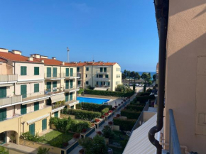 CALA DI SOLE bilocale con terrazzo, e piscina condominiale, Imperia